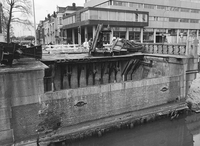 46056 Gezicht op de sloop van de Willemsbrug over de Stadsbuitengracht te Utrecht. Links op de achtergrond de bebouwing ...